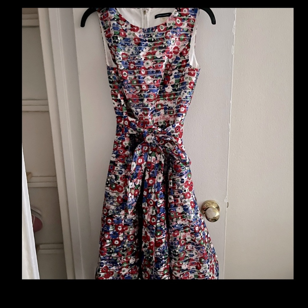 TOMMY HILFIGER Floral Shadow/Stripe Fit.  Size 2.
